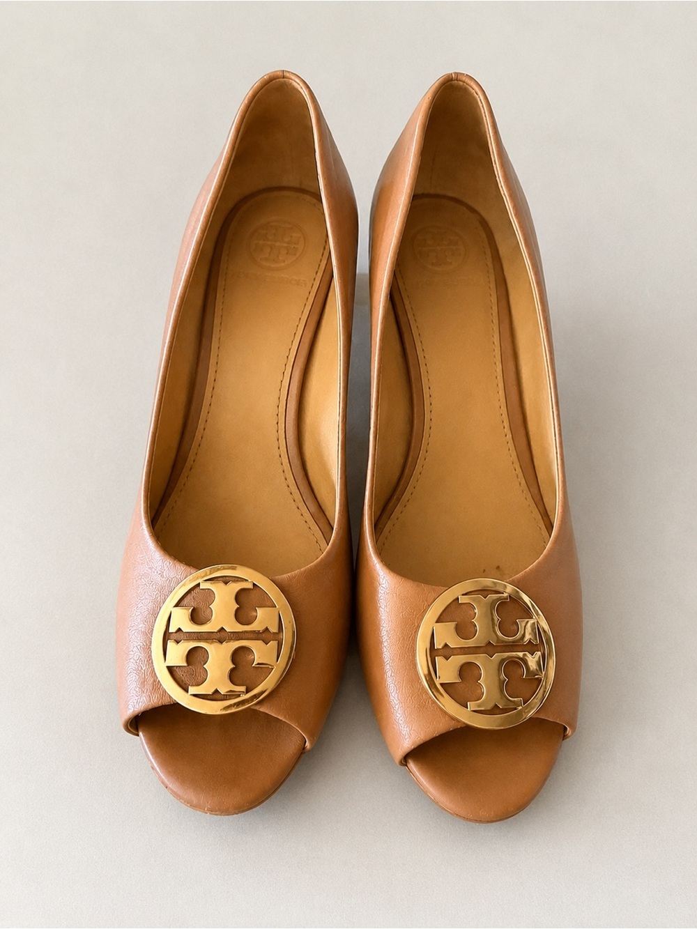 Tory Burch Women’s Size 8M Brown Leather Peep Toe Wedge Heels Logo Pumps